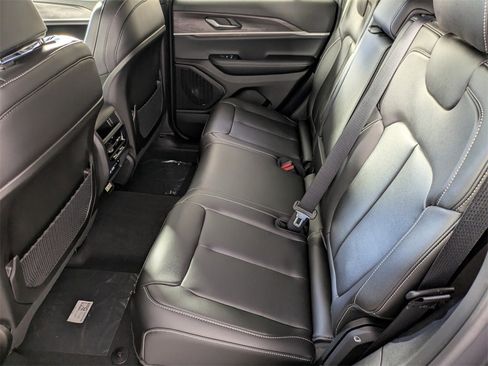 New 2025 Jeep Grand Cherokee Limited w/ Black Appearance Package image 13