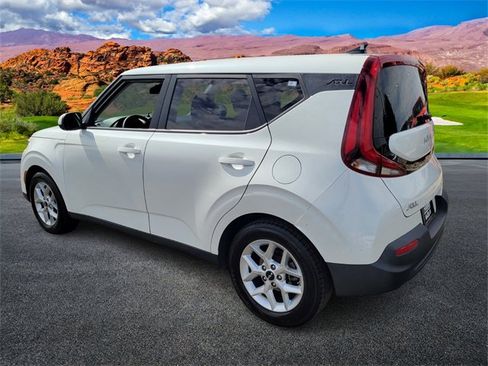 Certified 2022 Kia Soul LX w/ Technology Package image 6