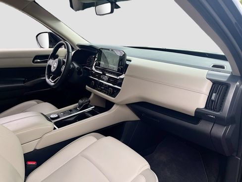 Used 2025 Nissan Pathfinder SL AWD/4WD image 29