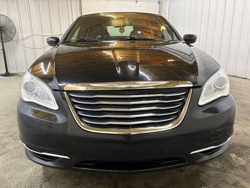 Used 2011 Chrysler 200 Touring FWD image 2