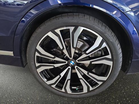 Used 2025 BMW X7 xDrive40i w/ Premium Package image 32