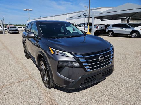 Used 2025 Nissan Rogue SV FWD image 2