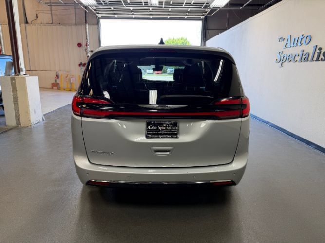 Used 2024 Chrysler Pacifica Touring-L FWD image 3