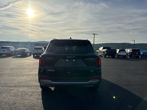 Certified 2025 Kia Sorento S w/ Panoramic Sunroof Package AWD/4WD image 4