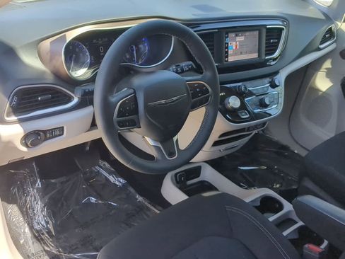 Used 2022 Chrysler Voyager LX FWD image 10