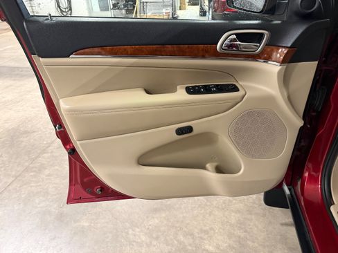 Used 2013 Jeep Grand Cherokee Limited w/ Luxury Group II image 41