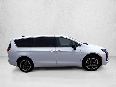New 2027 Chrysler Pacifica Limited AWD/4WD image 5