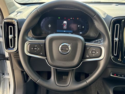 Used 2025 Volvo XC40 B5 Plus image 9