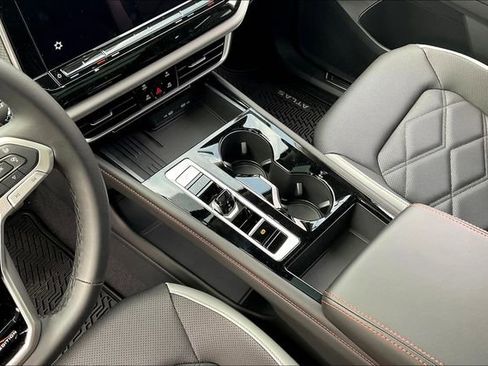 New 2025 Volkswagen Atlas Peak Edition SE image 9