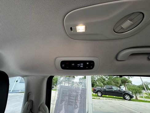 Used 2021 Chrysler Pacifica Touring-L FWD image 20