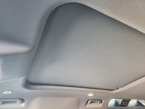 New 2026 Land Rover Defender 110 X-Dynamic SE image 25