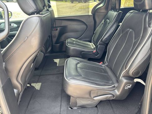 Used 2025 Chrysler Pacifica Limited FWD image 28