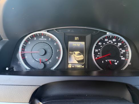 Used 2015 Toyota Camry SE FWD image 11