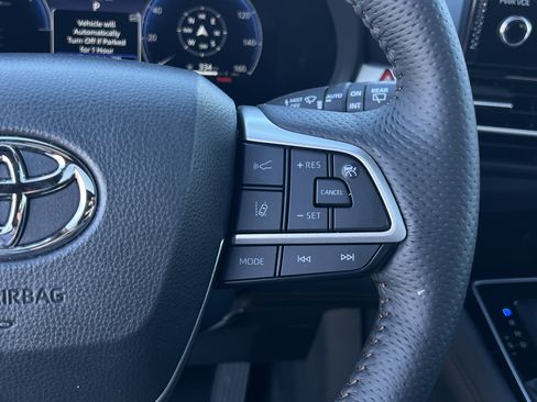 Used 2025 Toyota Sienna Platinum image 20