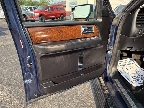 Used 2016 Lincoln Navigator Select AWD/4WD image 12