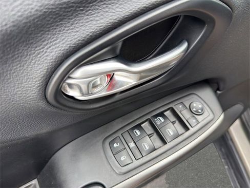 Used 2019 Jeep Cherokee Latitude w/ Popular Appearance Group image 12