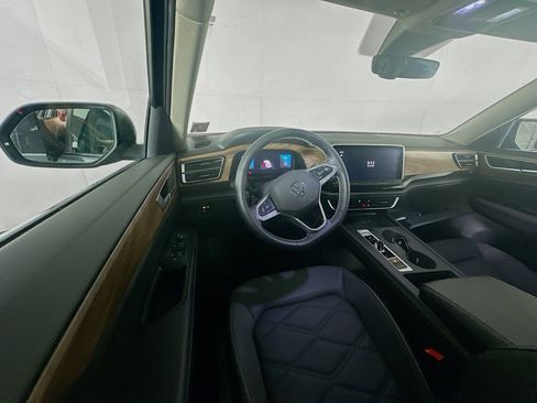 Used 2025 Volkswagen Atlas SE FWD image 18