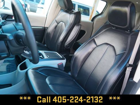 Used 2023 Chrysler Pacifica Touring-L FWD image 17