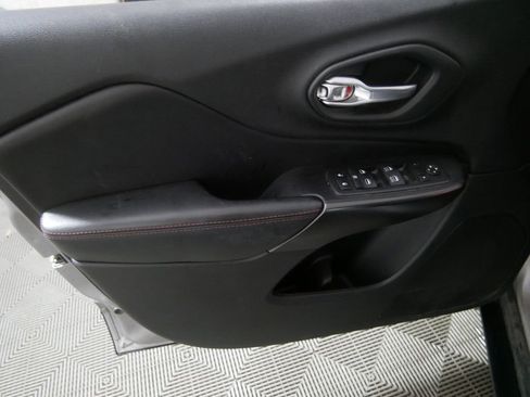 Used 2020 Jeep Cherokee Trailhawk w/ Cold Weather Group AWD/4WD image 16