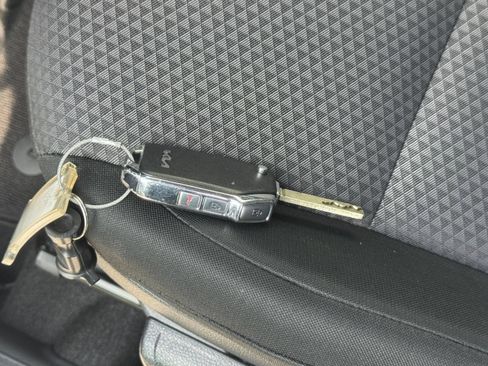 Used 2025 Kia Soul LX w/ LX Technology Package FWD image 21