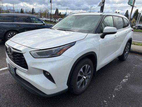 Used 2021 Toyota Highlander XLE image 1