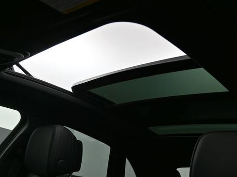 Certified 2025 Porsche Macan AWD/4WD image 15