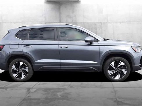 Used 2025 Volkswagen Taos SE AWD/4WD image 5