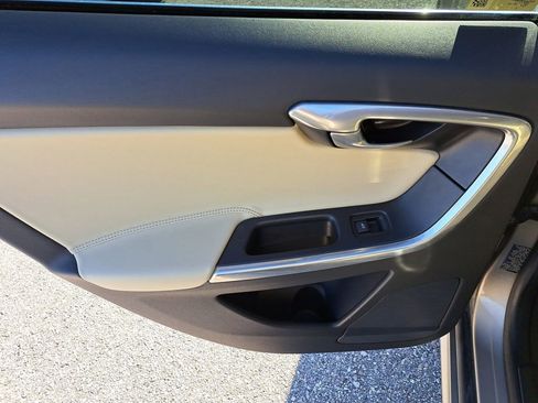 Used 2016 Volvo XC60 T6 Platinum w/ Climate Package image 7