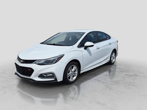 Used 2017 Chevrolet Cruze LT w/ Convenience Package FWD image 4