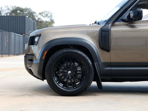 Used 2020 Land Rover Defender 110 First Edition image 28