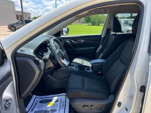 Used 2017 Nissan Rogue SV w/ SV Premium Package FWD image 9