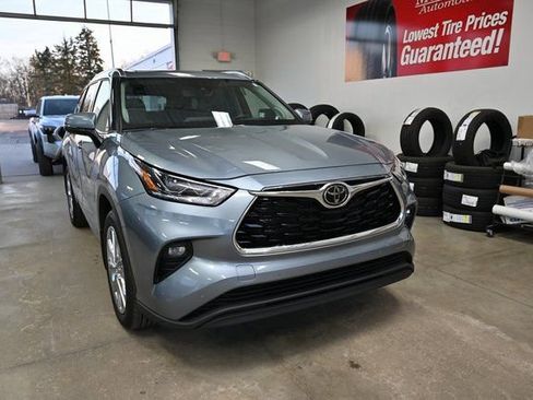 Used 2023 Toyota Highlander Limited image 3