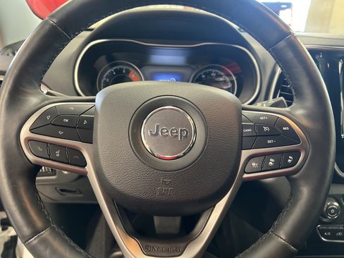 Used 2019 Jeep Cherokee Limited w/ Luxury Group AWD/4WD image 9