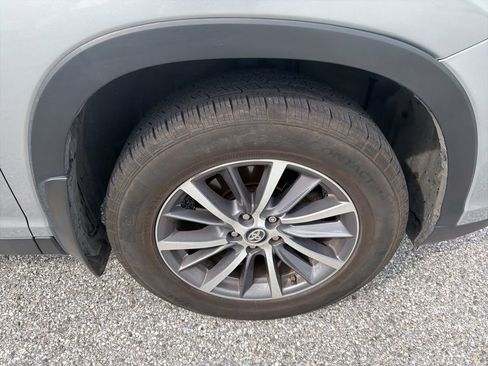 Used 2019 Toyota Highlander XLE AWD/4WD image 19