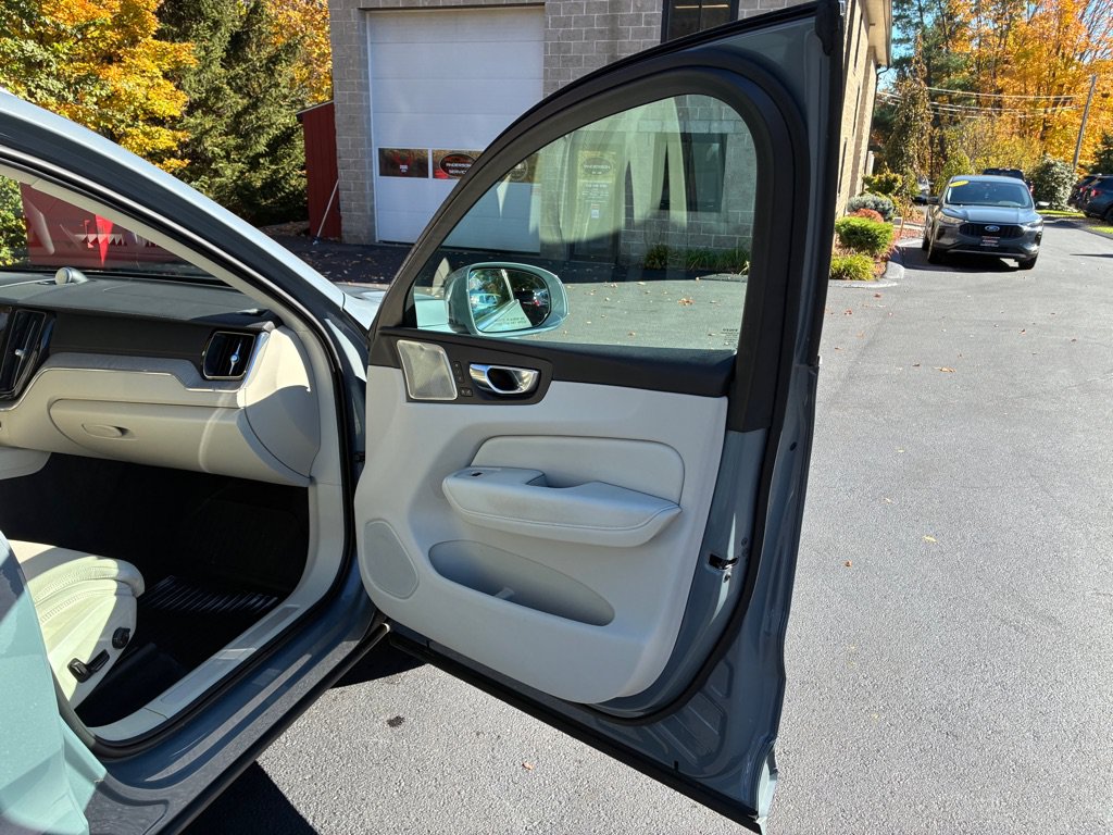 Used 2022 Volvo XC60 B5 Inscription w/ Advanced Package AWD/4WD image 17