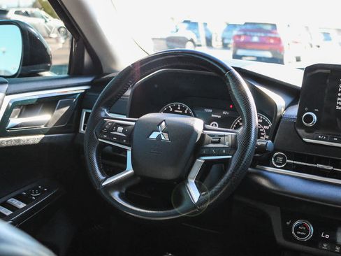 Used 2022 Mitsubishi Outlander SE image 15