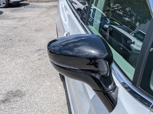 Used 2024 Chrysler Pacifica Touring-L FWD image 12