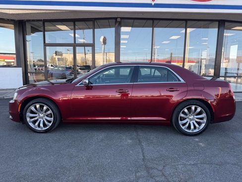 Used 2018 Chrysler 300 Touring w/ Chrome Appearance Package image 4