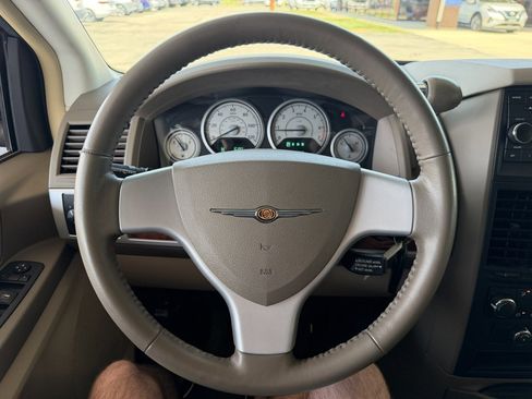 Used 2008 Chrysler Town & Country Touring FWD image 11