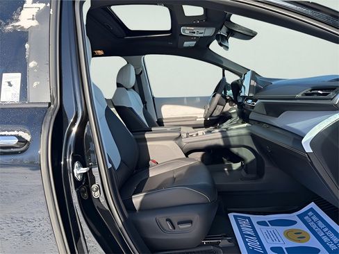 Used 2025 Toyota Sienna LE image 10