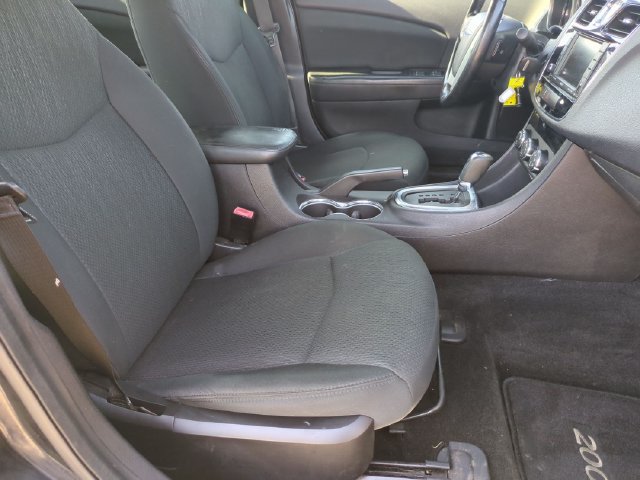 Used 2011 Chrysler 200 Touring FWD image 18