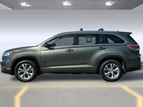 Used 2015 Toyota Highlander XLE image 2