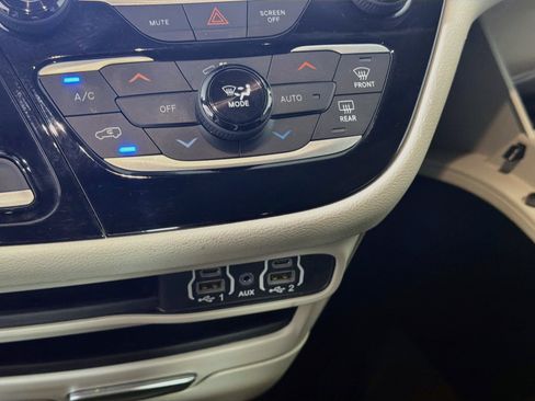 Used 2024 Chrysler Pacifica Touring-L FWD image 22