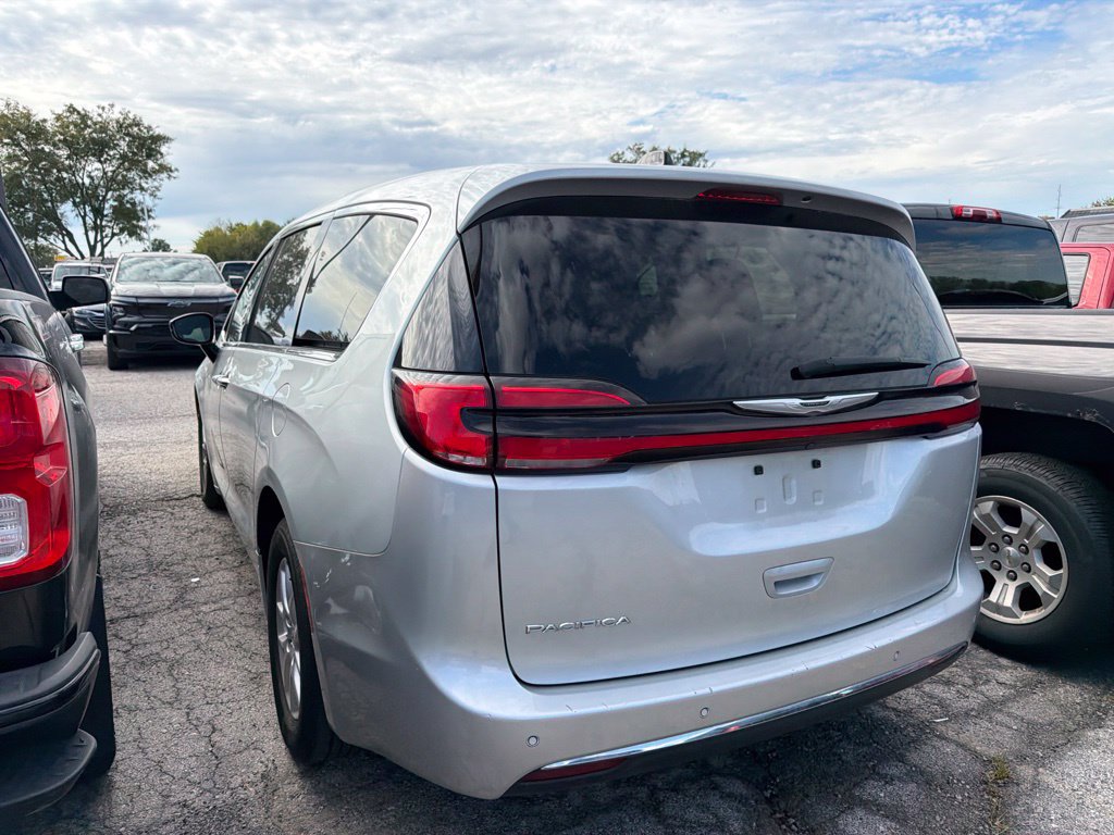 Used 2024 Chrysler Pacifica Touring-L FWD image 6