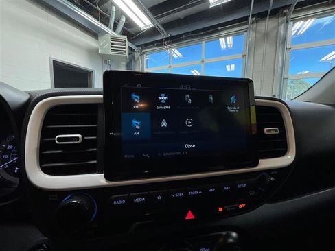 Used 2022 Hyundai Venue Limited FWD image 16