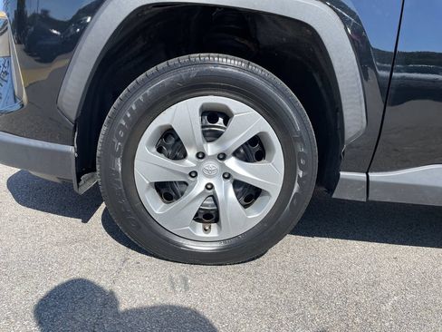 Used 2021 Toyota RAV4 LE AWD/4WD image 9