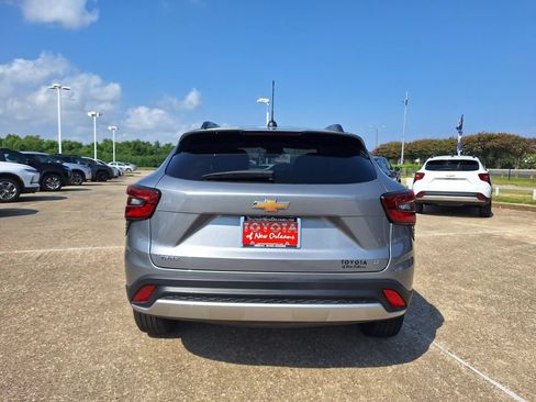 Used 2025 Chevrolet Trax LT FWD image 6