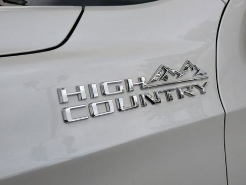 Used 2024 Chevrolet Suburban High Country AWD/4WD image 38