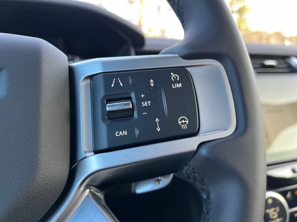 New 2025 Land Rover Discovery Dynamic SE AWD/4WD image 16