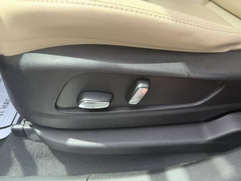 Used 2017 Cadillac XT5 FWD image 23